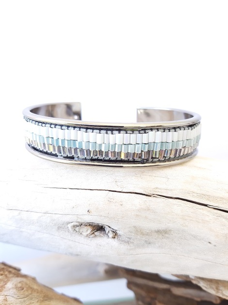 χειροποίητο βραχιόλι στον αργαλειό