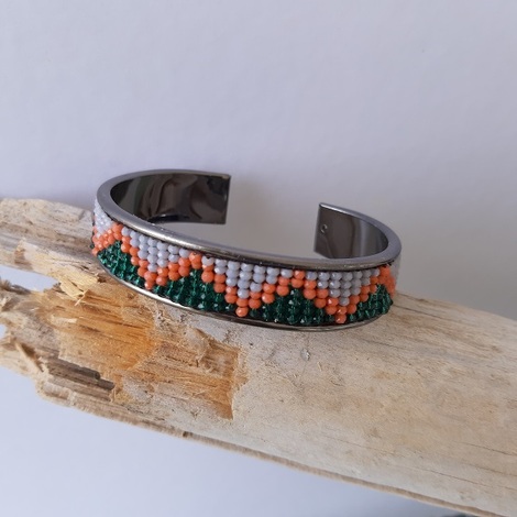 χειροποίητο βραχιόλι στον αργαλειό