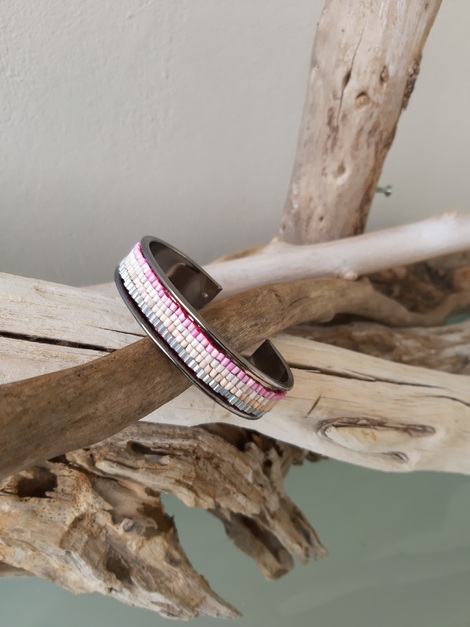 χειροποίητο βραχιόλι στον αργαλιό