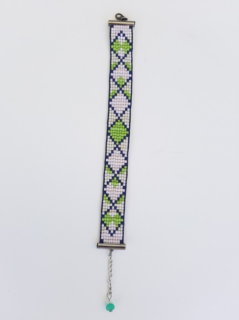 χειροποίητο βραχιόλι στον αργαλειό