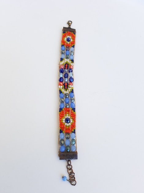 χειροποίητο βραχιόλι στον αργαλειό