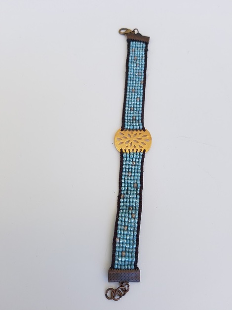 χειροποίητο βραχιόλι στον αργαλειό