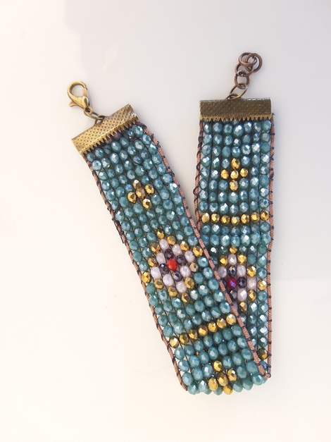 χειροποίητο βραχιόλι στον αργαλειό